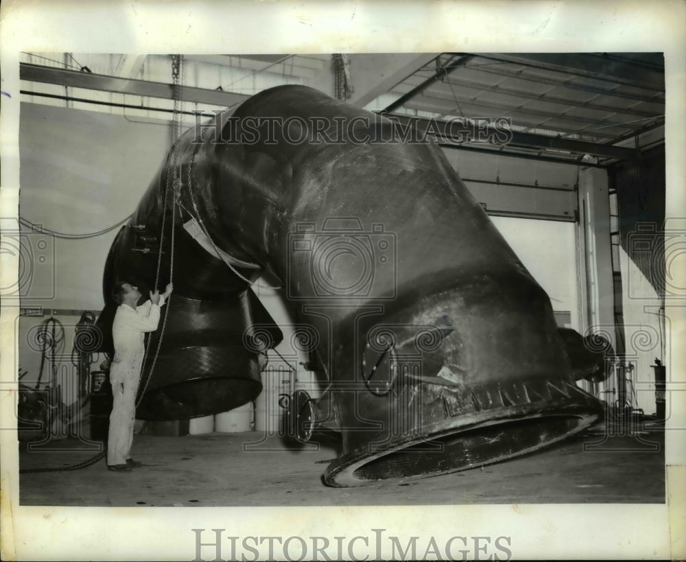 1970 Press Photo This one piece Fiberglas-reinforced plastic elbow will sit - Historic Images