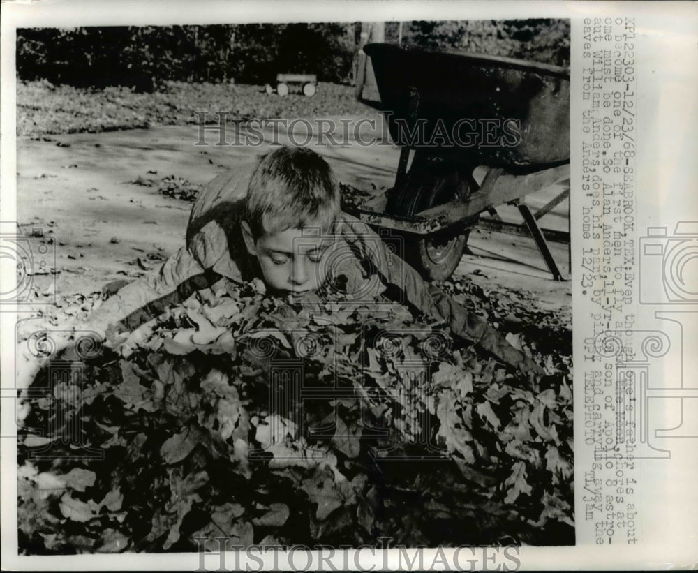 1969 Press Photo Alan Anders piling and carrying away the leaves-Historic Images