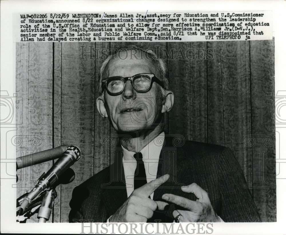 1969 Press Photo James Allen Jr. as He Announced the Organizational Changes - Historic Images