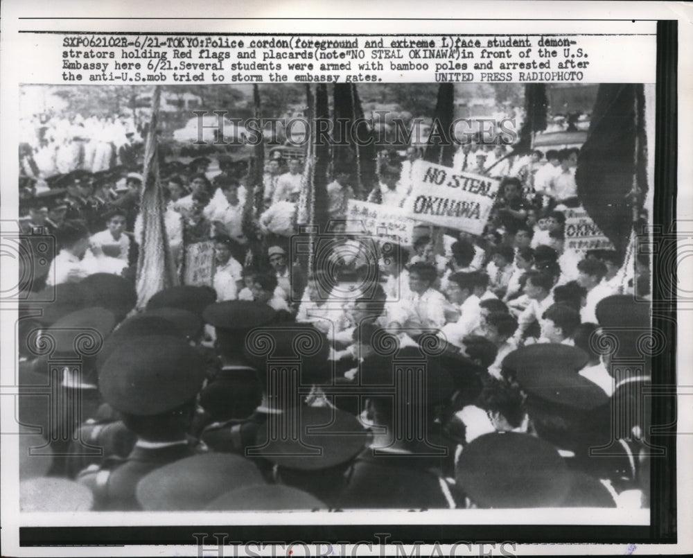 1957 Press Photo Police cordon face student demonstrators in front of US Embassy-Historic Images