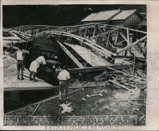 1949 Press Photo Owners Inspect Damage after Typhoon Kitty in Yokohama Japan - Historic Images
