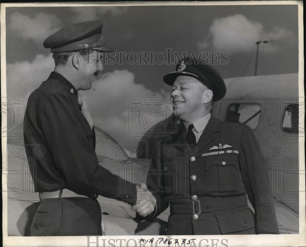 1946 Press Photo Andrew Carnegie Air Marshal Welcomed By E.L. Robbins In Miami - Historic Images