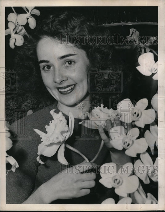 1950 Press Photo Woman Poses With Flowers - Historic Images