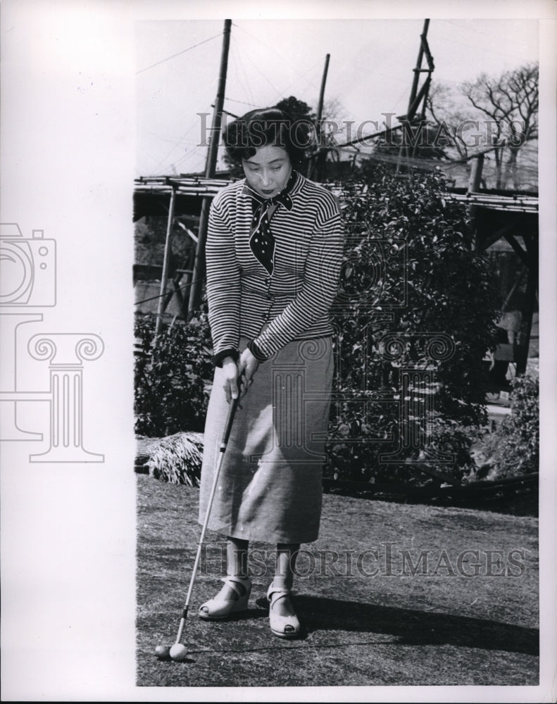 1954 Press Photo Haruesan Japanese Geisha Girl play Golf At Tokyo Birdie Club-Historic Images