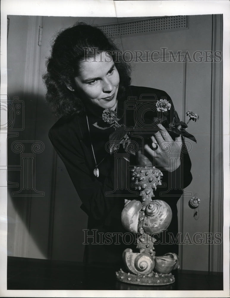 1946 Press Photo This flower pot of big and little shells in a plater of paris-Historic Images