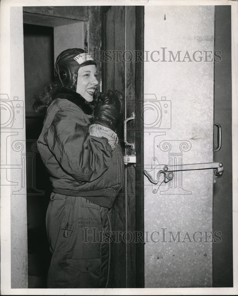 1946 Dorothy Wenzel in stratosphere suit at new Chrysler lab  - Historic Images