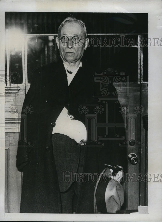 1934 Press Photo Walter Bartholomew Vault guard of the Needham Trust Company was - Historic Images