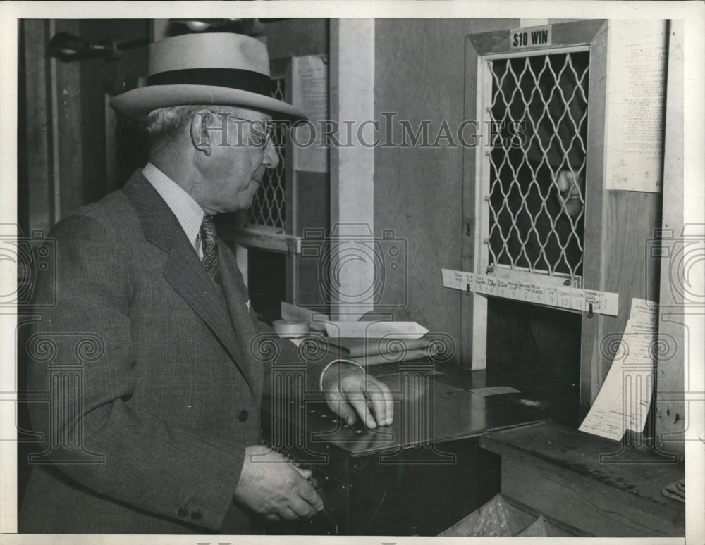 1936 Press Photo Lonnie Gray Pari-mutual ticket seller at Santa Anita Race Track - Historic Images