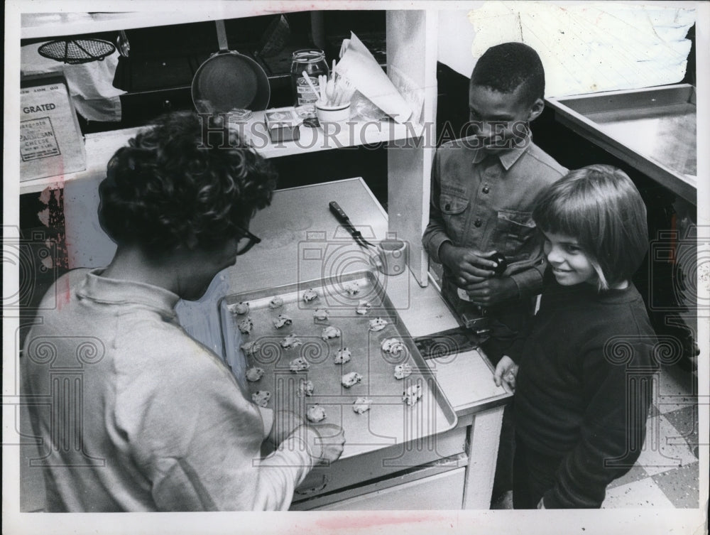 1965 Press Photo Mrs Charles Dense, Kathy Hoffa and douglas Tomlin at-Historic Images