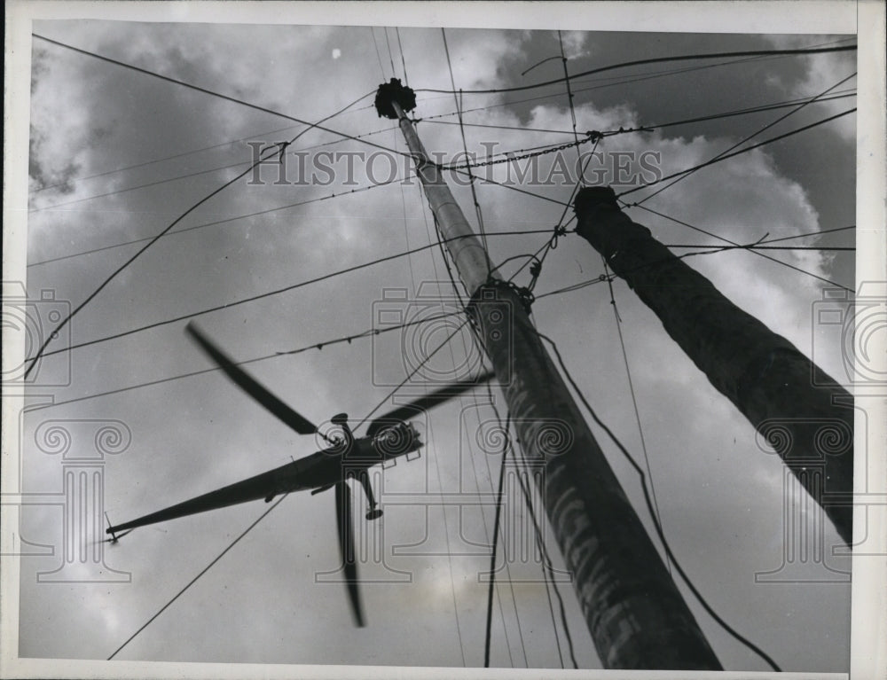 1946 Press Photo helicopter borne newsmen interview Marshall Jacobs atop his-Historic Images