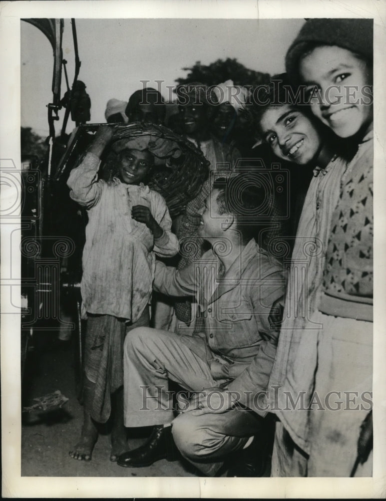 1943 Press Photo India Sgt Douglas Radney  chats with an Indian boy of the - Historic Images