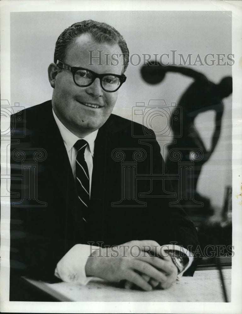 1968 Press Photo Roone Arledge Negotiate for Acquisition of Exclusive TV Rights - Historic Images