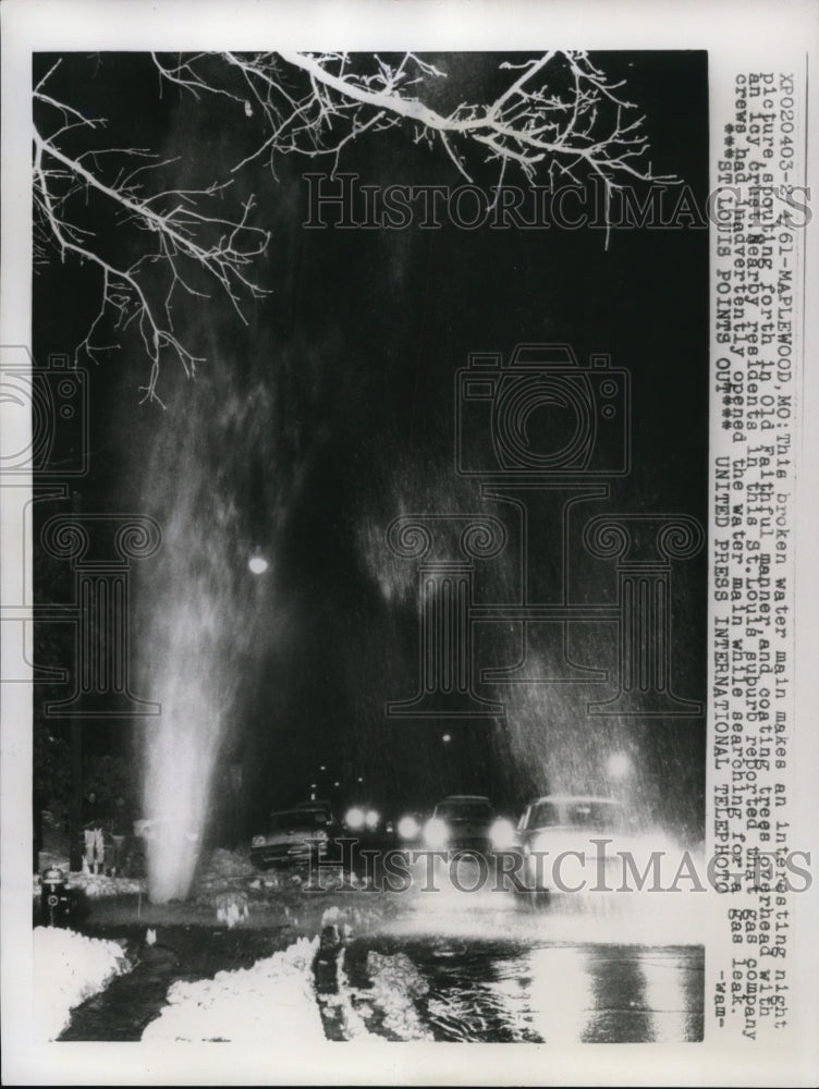 1961 Press Photo Maplewood Mo This broken water main makes and interesting night-Historic Images