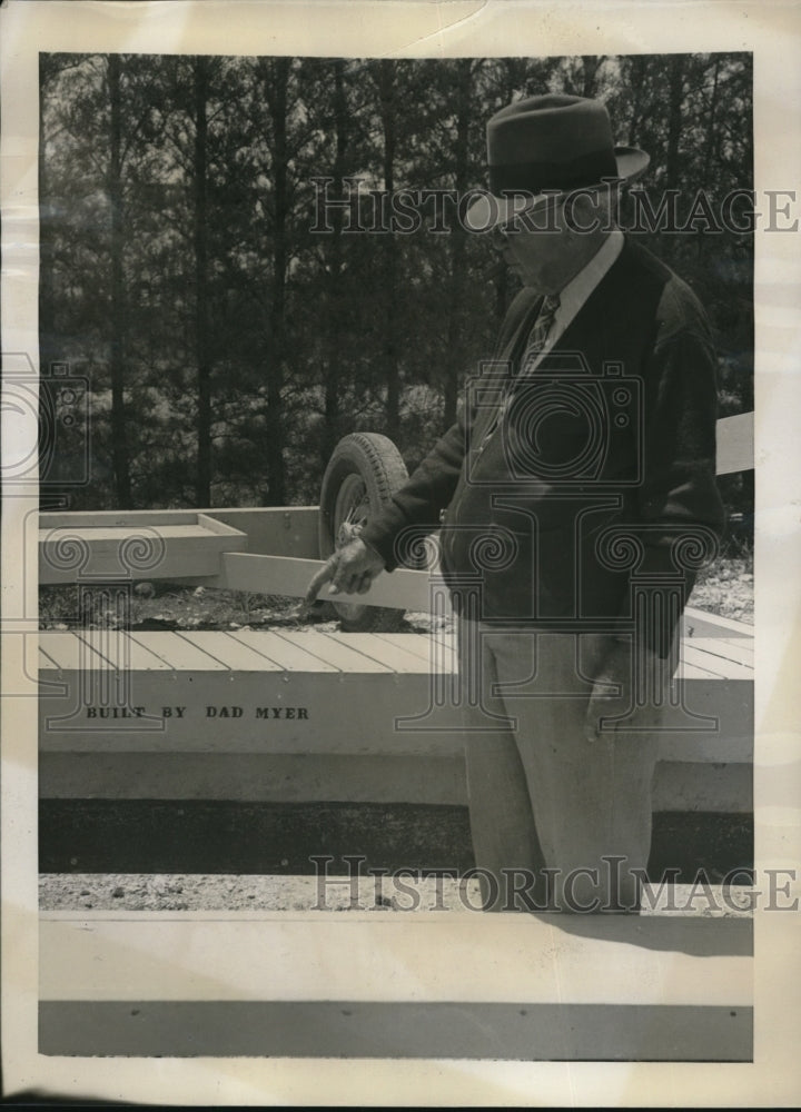 1940 Press Photo Miami Fla &quot;DAD&quot; Myer shown wwith a ground planer he designed - Historic Images