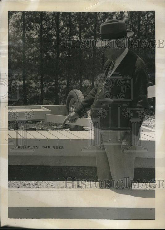 1940 Press Photo Miami Fla "DAD" Myer shown wwith a ground planer he designed - Historic Images
