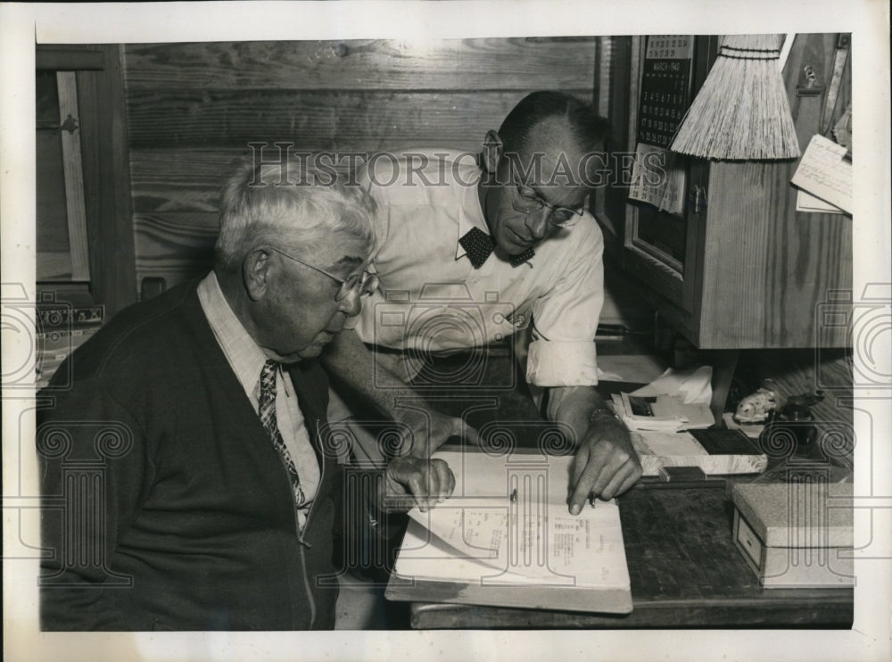 1940 Press Photo Billy Myer Checking End-of-Season Inventory With Timekeeper - Historic Images