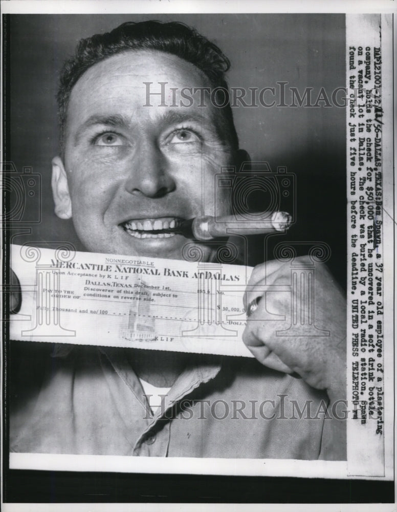 1956 Press Photo Ben Spawn Holding Check For $50,000 He Found - Historic Images