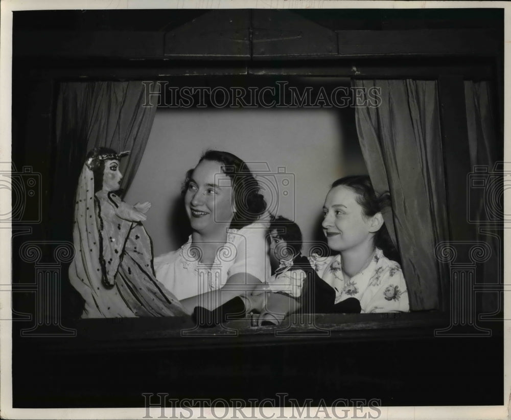 1949 Press Photo Mrs Robert S Carey, Mrs Weber Jones In Puppet Workshop - Historic Images