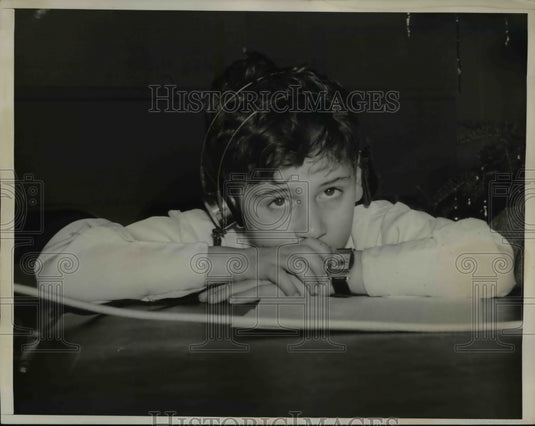 1940 Press Photo Berick Hatter Listening To Parents In London - Historic Images