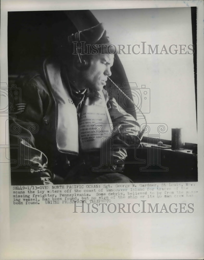 1952 Press Photo George W Gardner Sergeant Looking For Missing Freighter-Historic Images