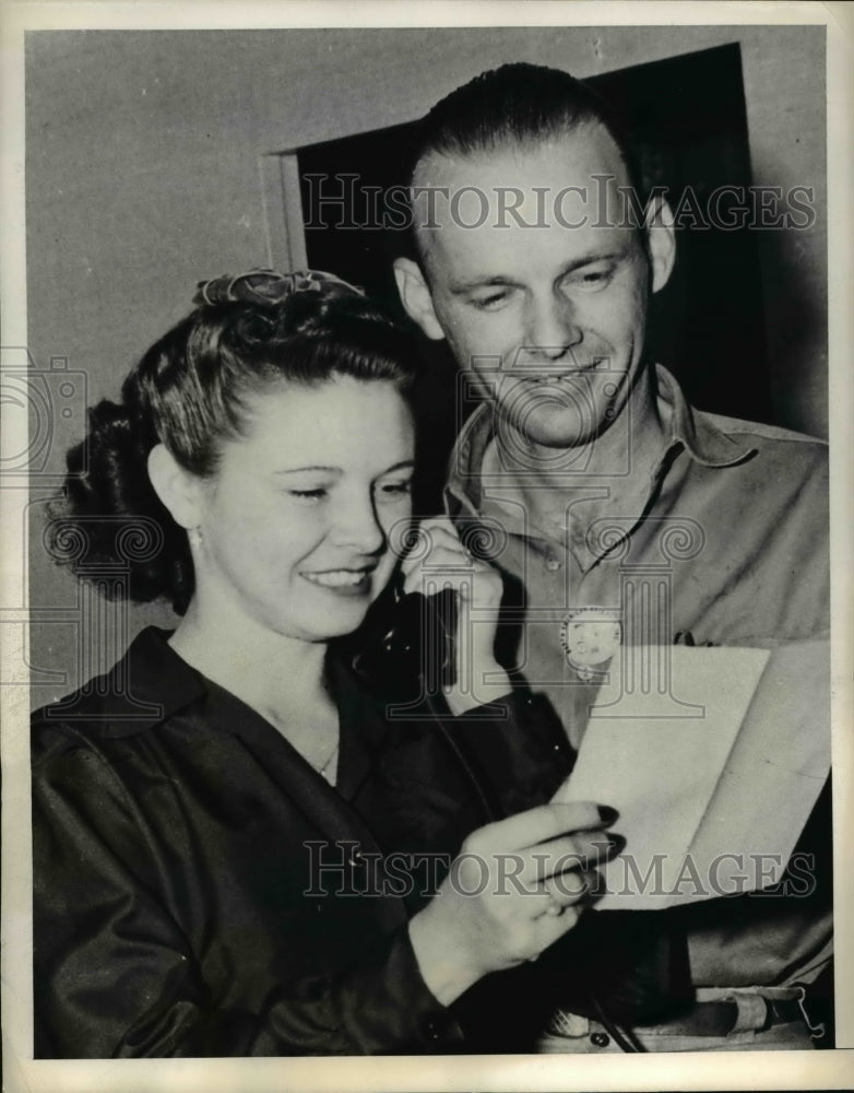 1942 Press Photo Mrs. Bobbie Hunter Cherry and her brother in law Tom Cherry - Historic Images