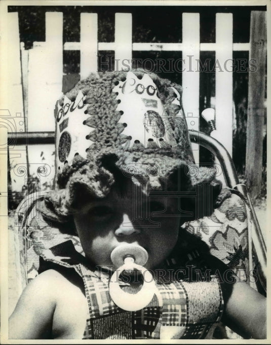 1974 Press Photo Young Cruzita Vasquez wearing beer can hat-Historic Images