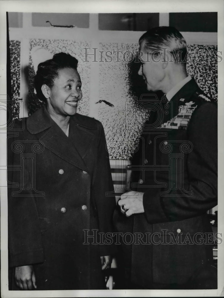 1953 Gen. Hoyt Vandenberg praised and congratulate Capt. Sweetwine-Historic Images