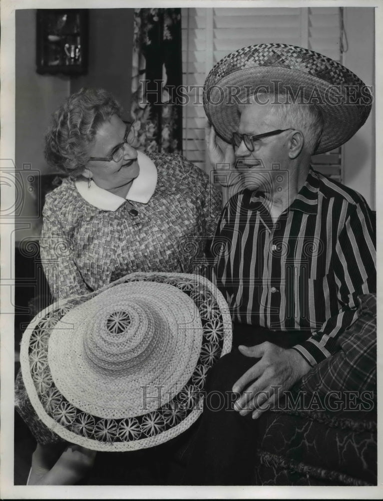 1962 Press Photo Comelius Fox and Mrs. Fox, with sombreros from San Antonio - Historic Images