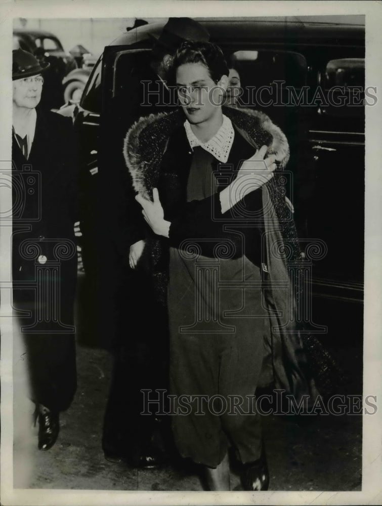 1938 Mrs Ethel Sohl as she arrived at the Essex County Courthouse-Historic Images