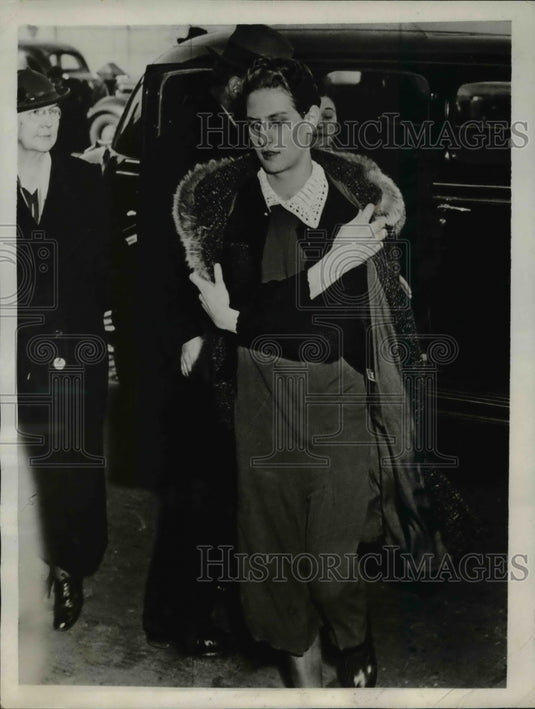 1938 Mrs Ethel Sohl as she arrived at the Essex County Courthouse-Historic Images