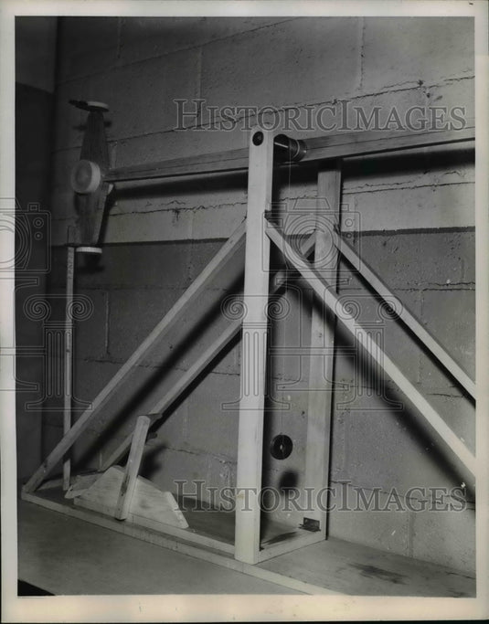 1945 Press Photo Lovskis Small Metal Weight Disc For Balance - ned45694-Historic Images