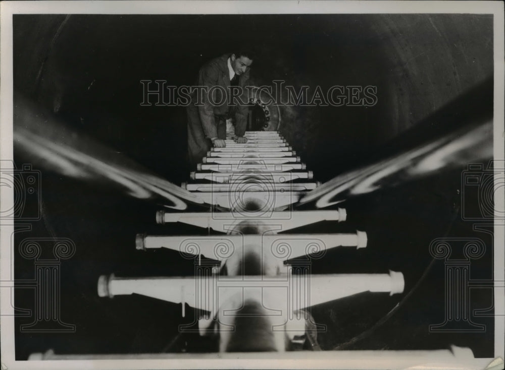 1936 Press Photo Dr. R. G. Herb inside the Electro-Static Generator - Historic Images