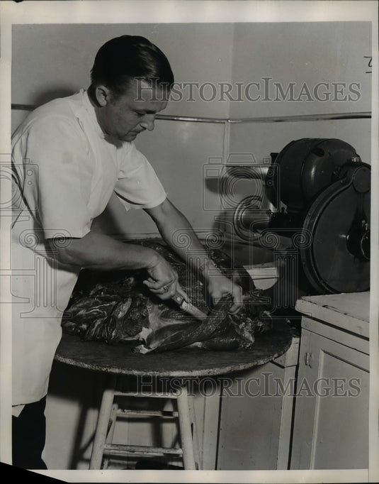 1938 Press Photo Todays menu calls for beef here's Dr Sunde cutting meat into - Historic Images