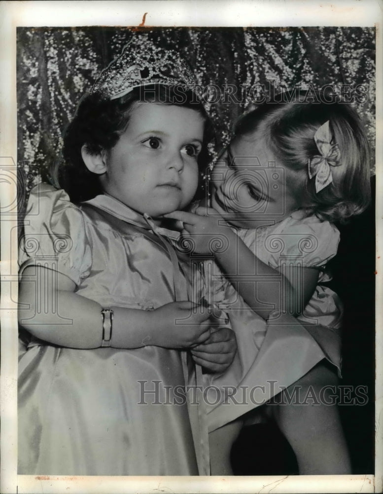 1942 Press Photo Joan Elizabeth Stoos Most Perfect Baby w/ Barbara Ann Myers - Historic Images