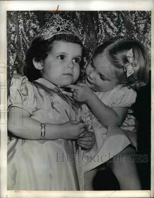 1942 Press Photo Joan Elizabeth Stoos Most Perfect Baby w/ Barbara Ann Myers - Historic Images