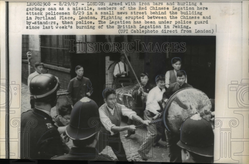 1967 Press Photo London armed with iron bars and hurling garbage cans as a - Historic Images