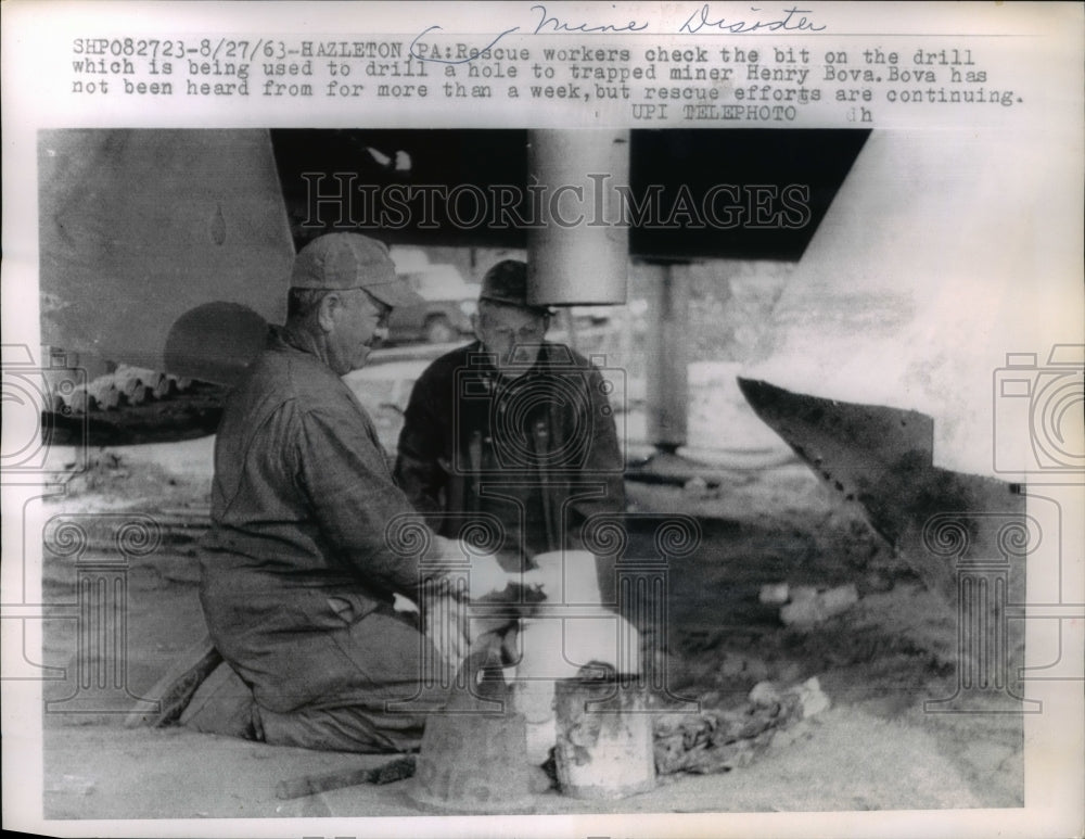 1963 Press Photo Rescue workers trying to drill a hole to trapped miner. - Historic Images