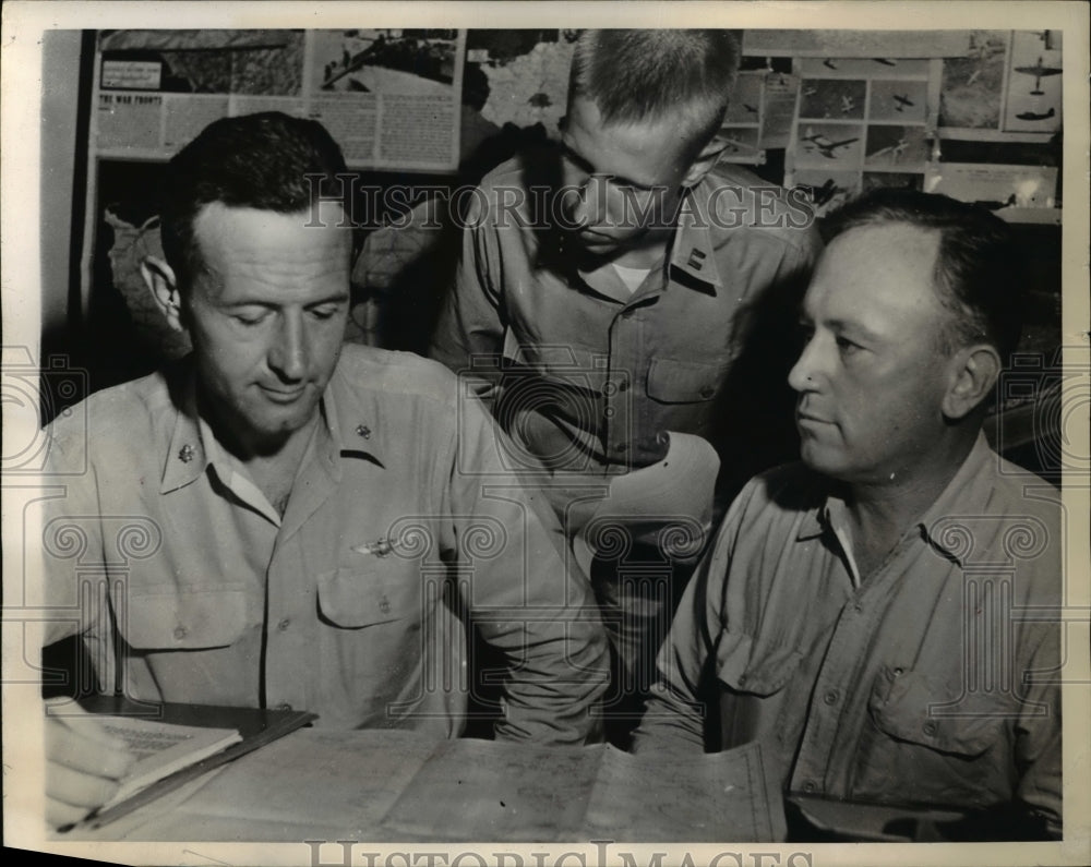 1944 Press Photo Navy officers seen that the mail gets through to the men at sea-Historic Images