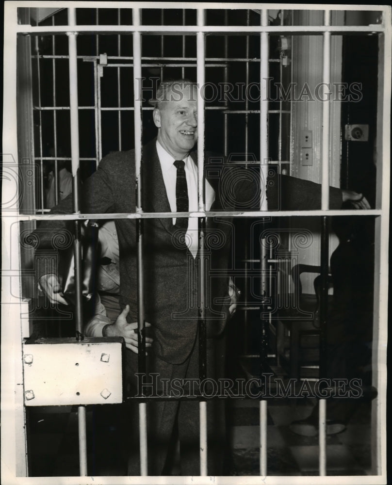 1957 Press Photo Mason R. Smith, professor of Journalism at Southern Illinois - Historic Images