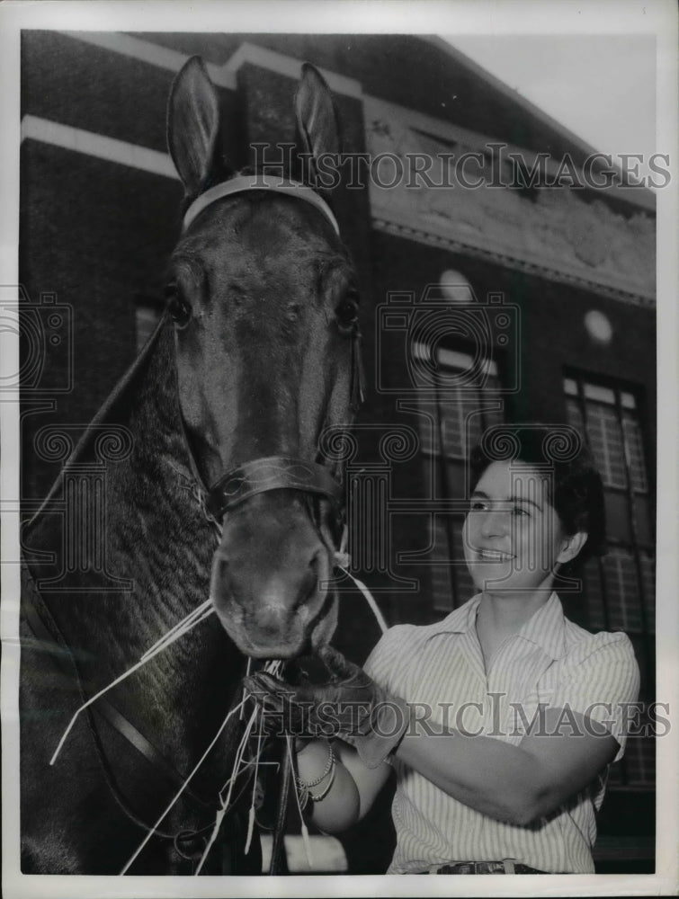 1955 Press Photo Sra. Flor Isava with Immertrau - Historic Images