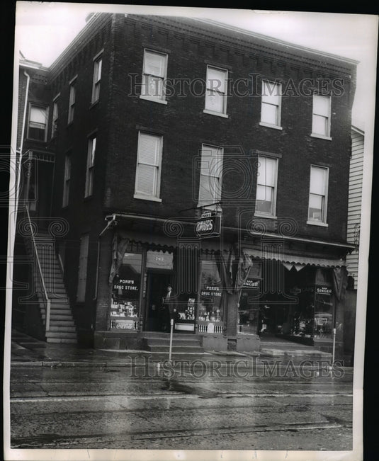 1955 Press Photo John Porr in the doorway of Old Porr's Drug Store in Steelton - Historic Images