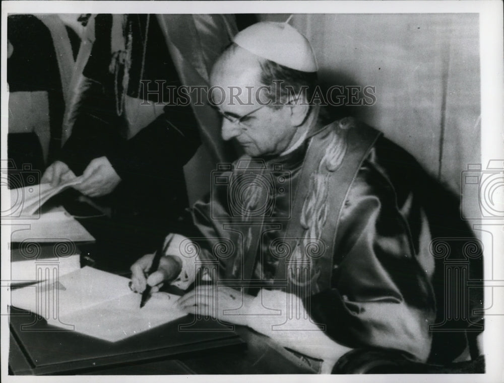 1964 Press Photo Pope Paul VI signs first encyclical of his 13 month reign - Historic Images