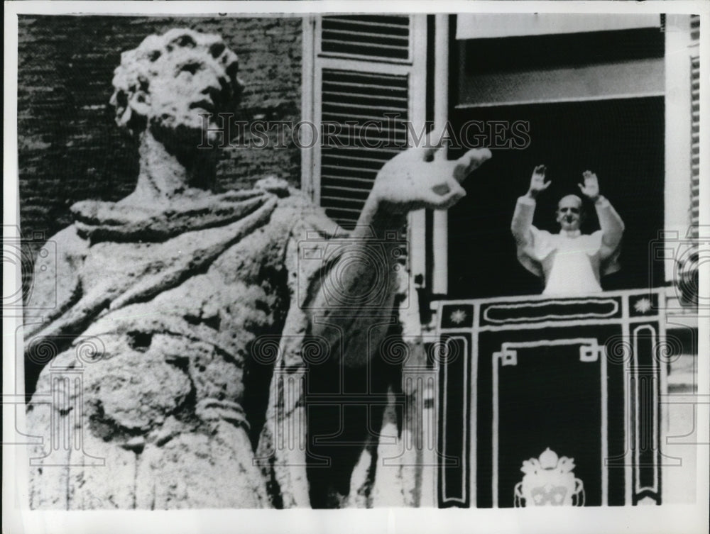 1966 Press Photo Pope Paul VI imparts his apostolic blessing at St. Peter Square - Historic Images