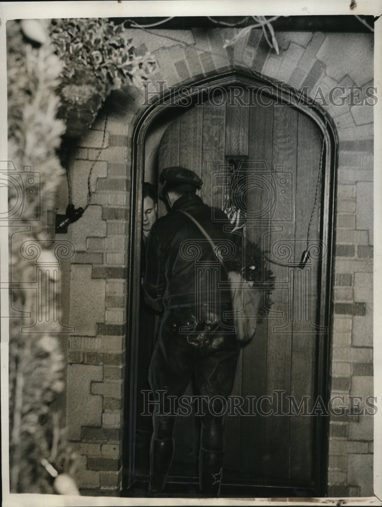 1937 Press Photo Tacoma Wash messenger &amp; WW Mattson with a kidnap letter-Historic Images