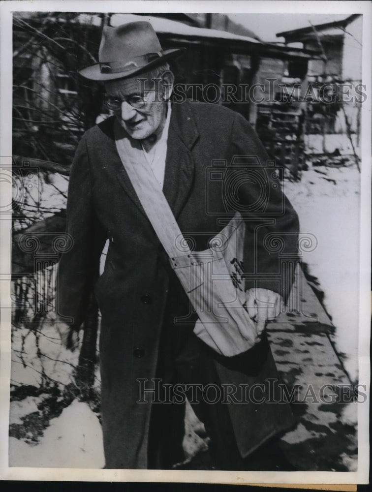 1960 Press Photo Bertha Hill W Va Sylvester Sines age 82 newspaper peddler - Historic Images