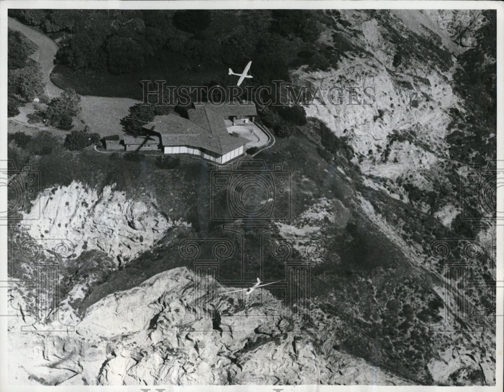 1970 Press Photo Two Sailplanes are but dots on the scene in this overhead view - Historic Images