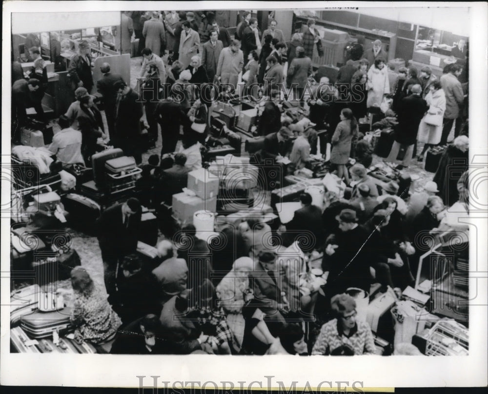 1971 Press Photo Airline passengers stuck in Lond airport due to weather-Historic Images