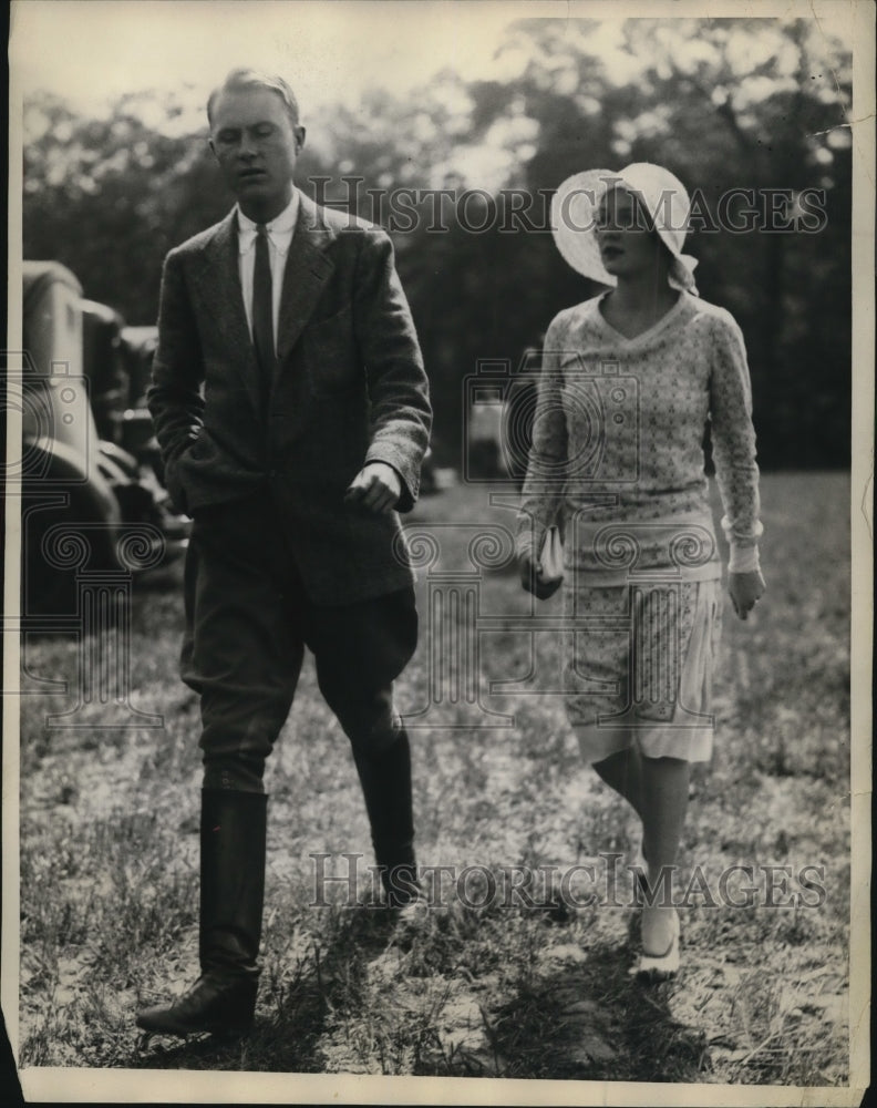 1930 Press Photo Mr. and Mrs. G.H. Pell watch the events at Glen Head Horse Show-Historic Images