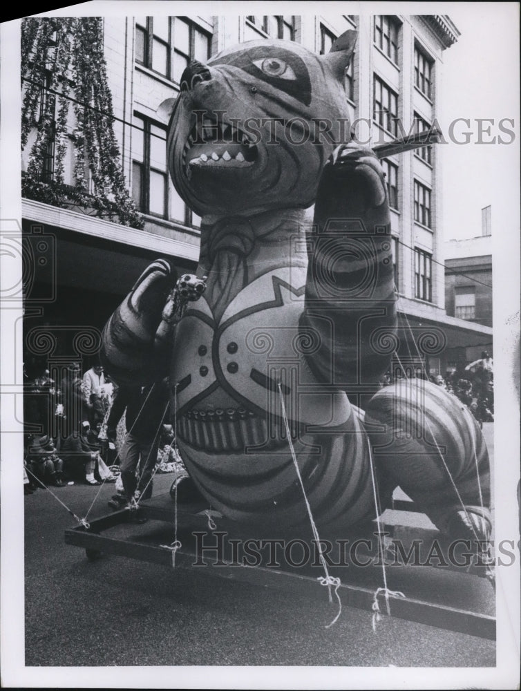 1965 Press Photo Christmas Parade in Ohio-Historic Images