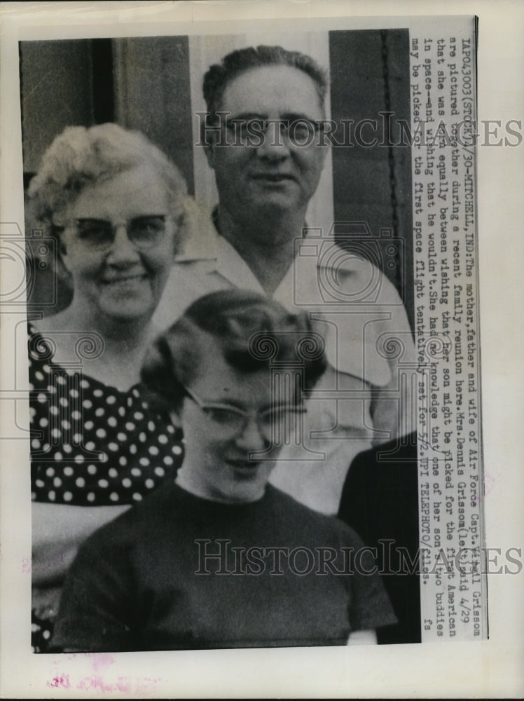 1961 Press Photo A Family Reunion for Capt. Virgil Grissom-Historic Images